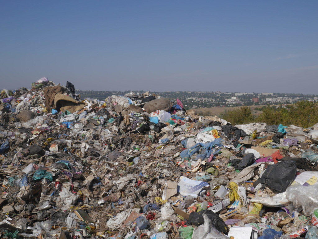 побутове сміття в Бахмуті на полігоні