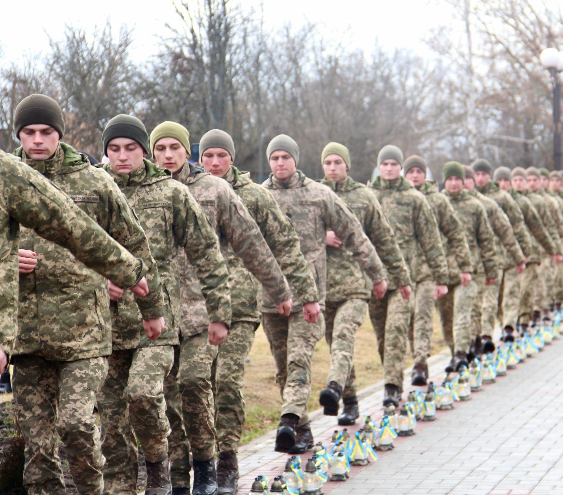 українські військові марширують