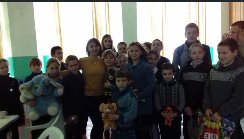 Допомагала дітям в окупації: полонену з Новоазовська нагородили Національною правозахисною премією