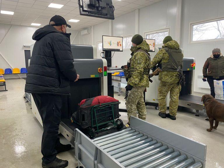 У неділю з усіх КПВВ Донбасу перетнути лінію розмежування можна  лише на “Станиці Луганській”