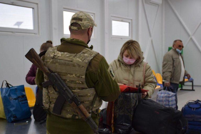 У п’ятницю на Донеччині на один день налагодився пропуск через КПВВ “Новотроїцьке”