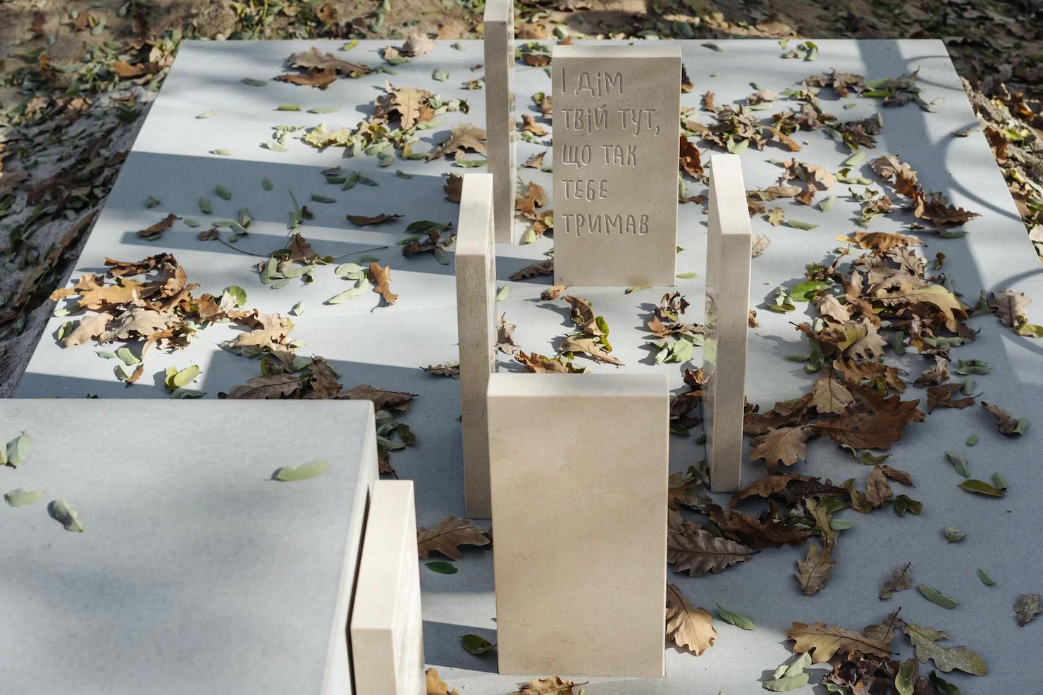 Украинская художница превратила памятник матери в мемориал "всем кто не участвовал в войне, но стал ее участником"