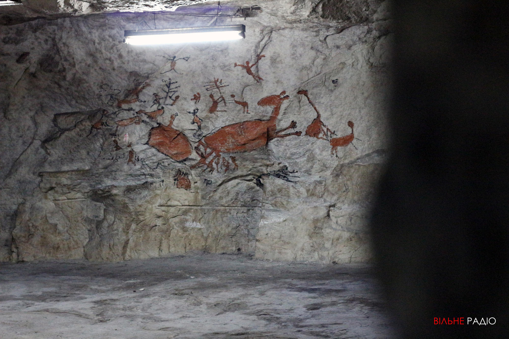 У Бахмуті митці розписали гіпсові стіни заводу шампанських вин
