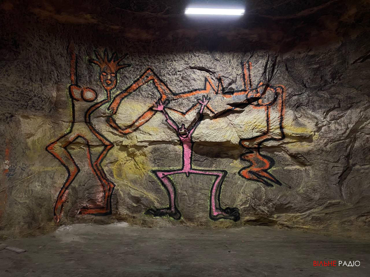 У Бахмуті митці розписали гіпсові стіни заводу шампанських вин