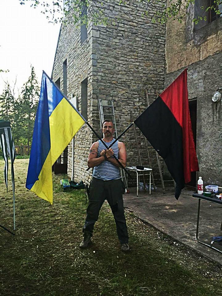 Василь Сліпак з українськими прапорами