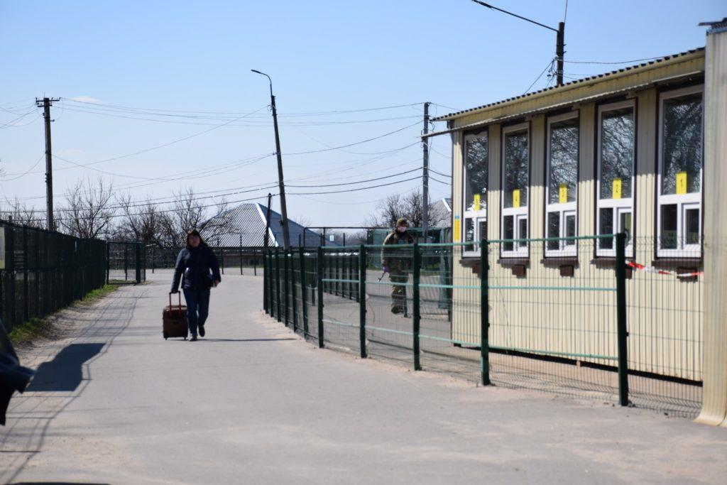 На Донбасі у середу до перетину доступний тільки КПВВ “Станиця Луганська”