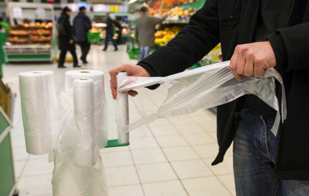 Закон в действии? Сколько стоят “бесплатные” фасовочные пакеты в бахмутских супермаркетах (ФОТО)