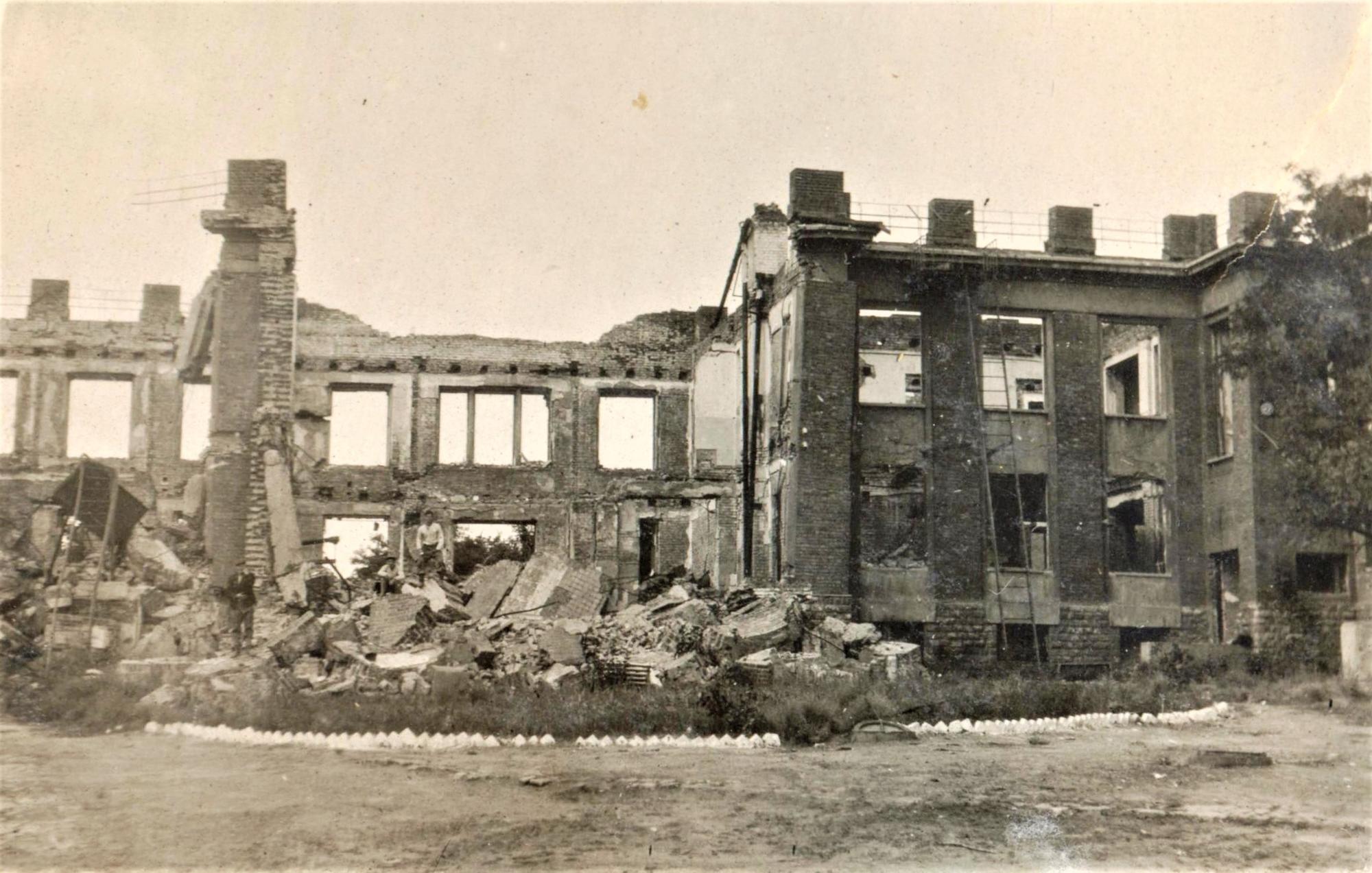 зруйнована будівля полікліники в Бахмуті під час Другої світової