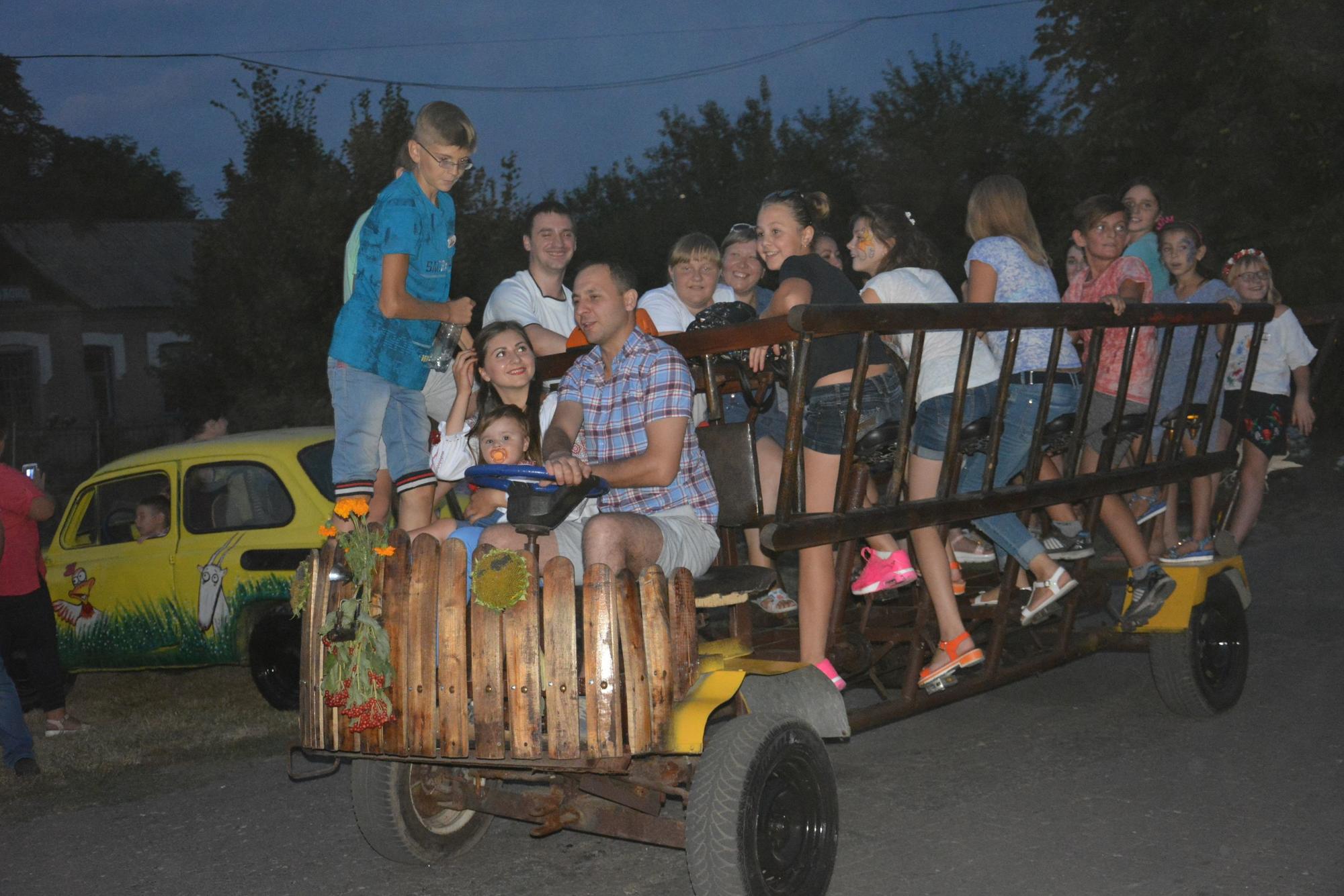 У селі під Костянтинівкою сконструювали велосипед, на якому одночасно можуть прокотитися до 20 людей