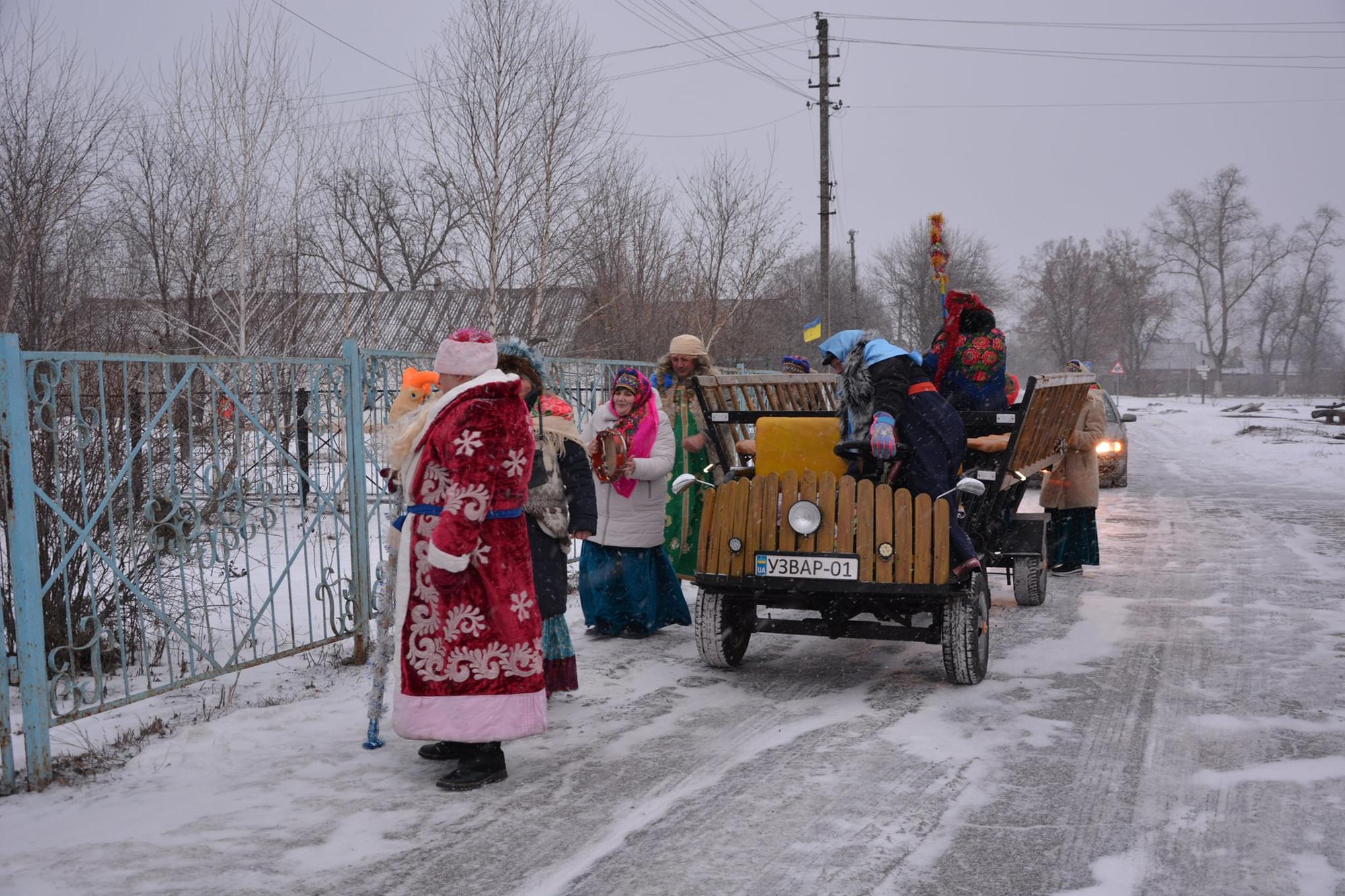 У селі під Костянтинівкою сконструювали велосипед, на якому одночасно можуть прокотитися до 20 людей