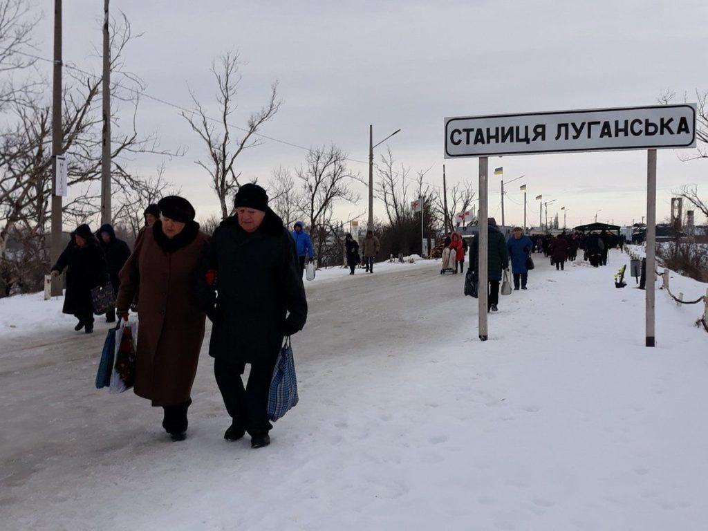 КПВВ Донбасса: в среду пропуск есть только на “Станице Луганской”