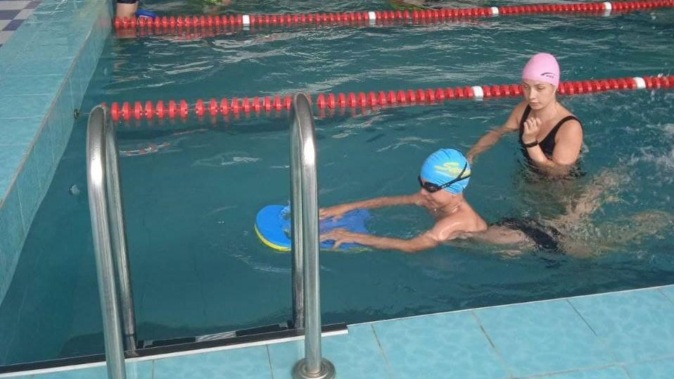 В Селидовском бассейне занимаются плаванием с детьми с инвалидностью
