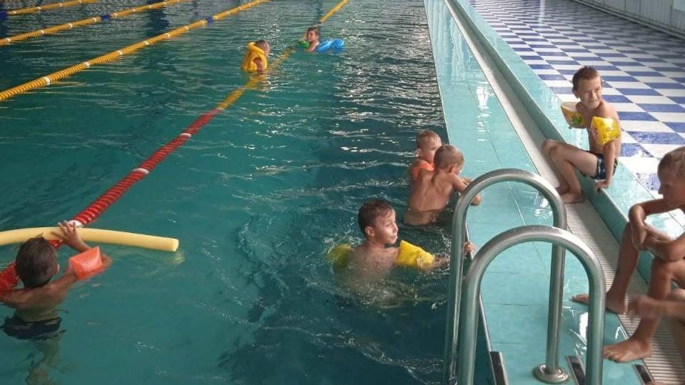 В Селидовской ТГ дети с инвалидностью занимаются бесплатно в бассейне с тренером. Как проходят занятия
