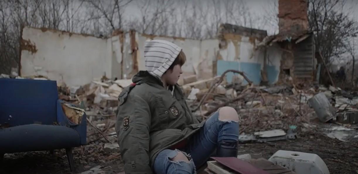 подросток на руинах Донбасса