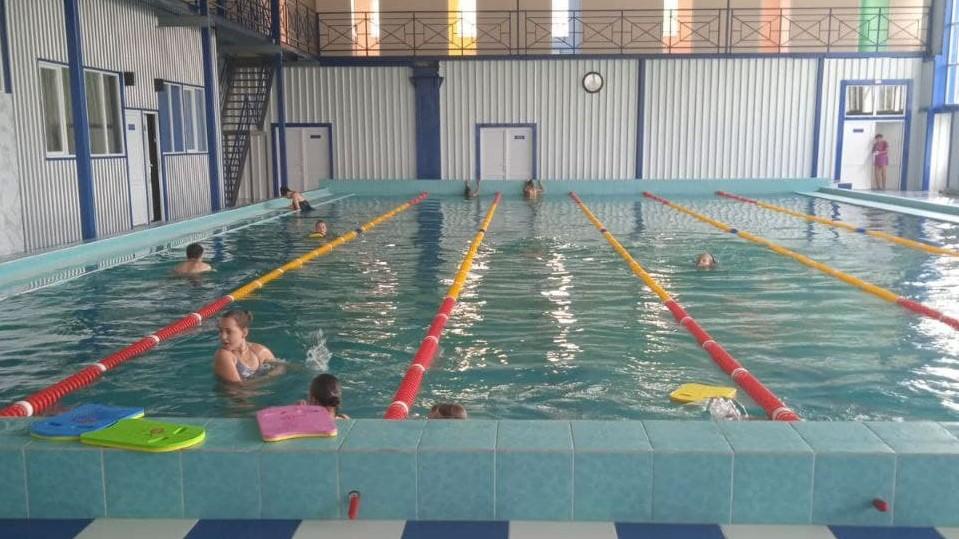 В Селидовском бассейне занимаются плаванием с детьми с инвалидностью