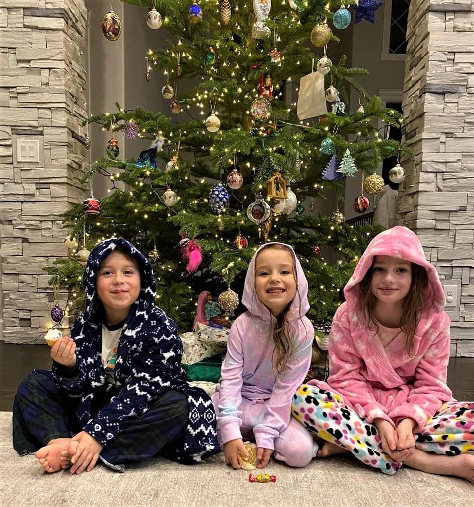 дети под елкой на Рождество в США