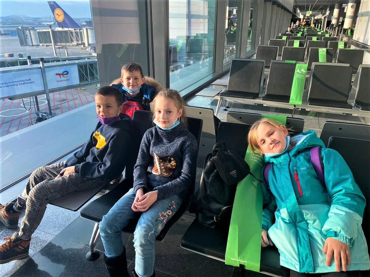 украинские дети в аэропорту