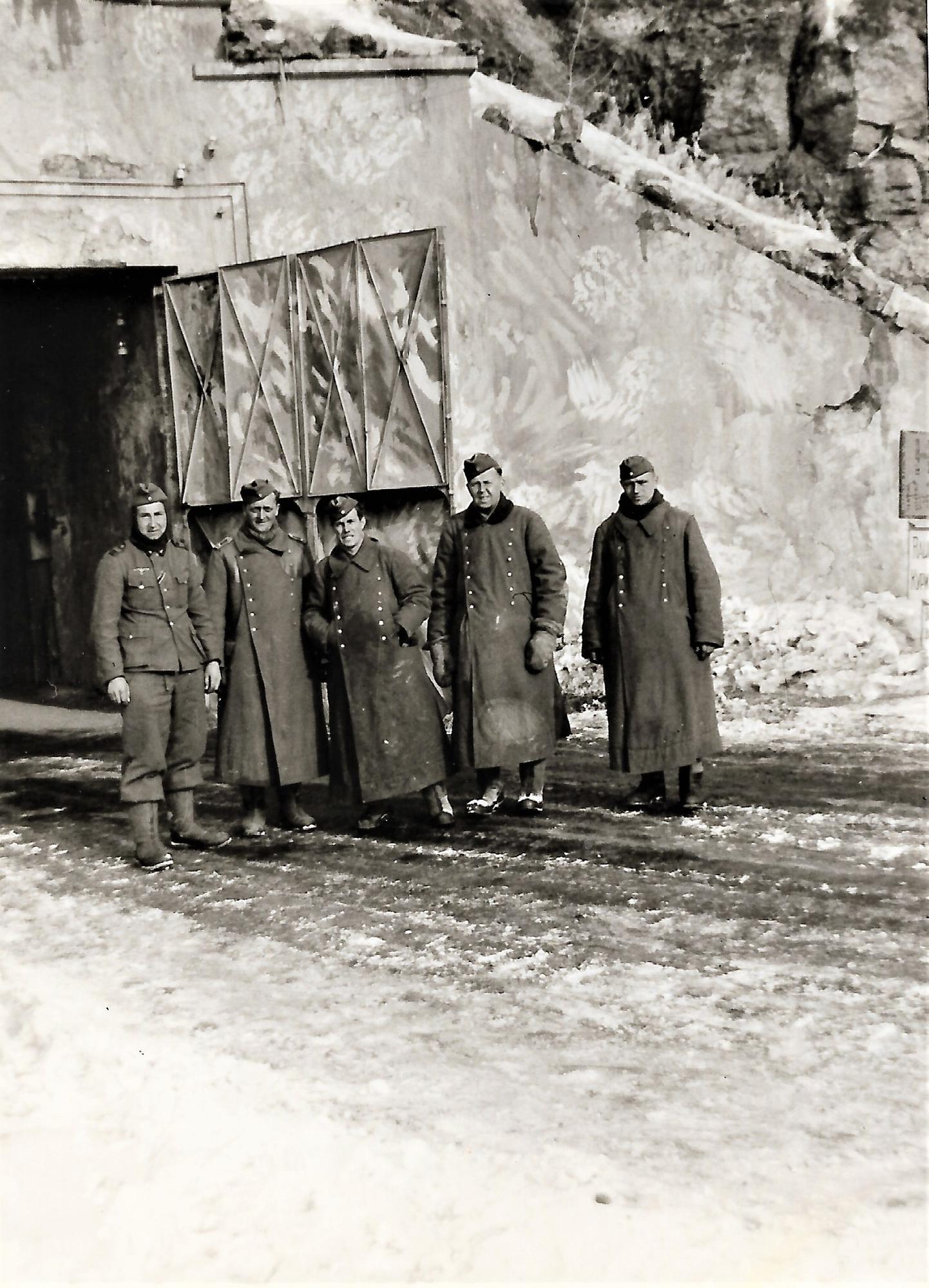нацисты в Артемовске возле завода шампанских вин