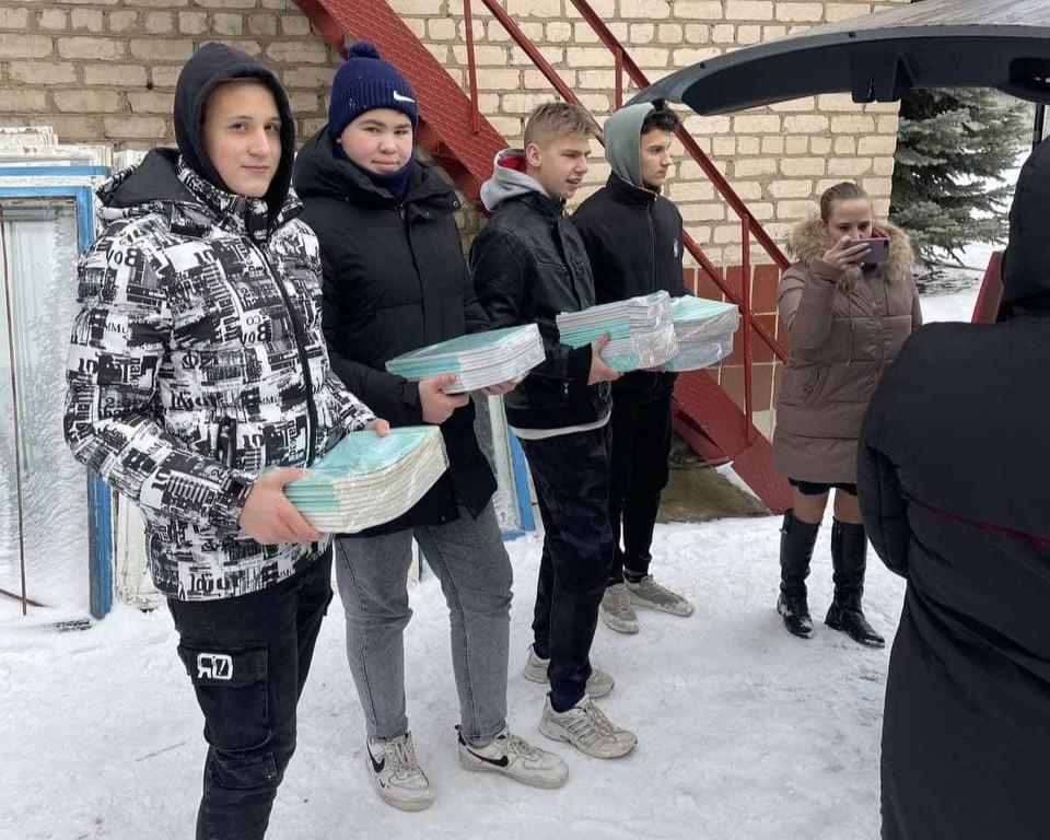 Детям из прифронтовой зоны Донбасса привезли благотворительную помощь
