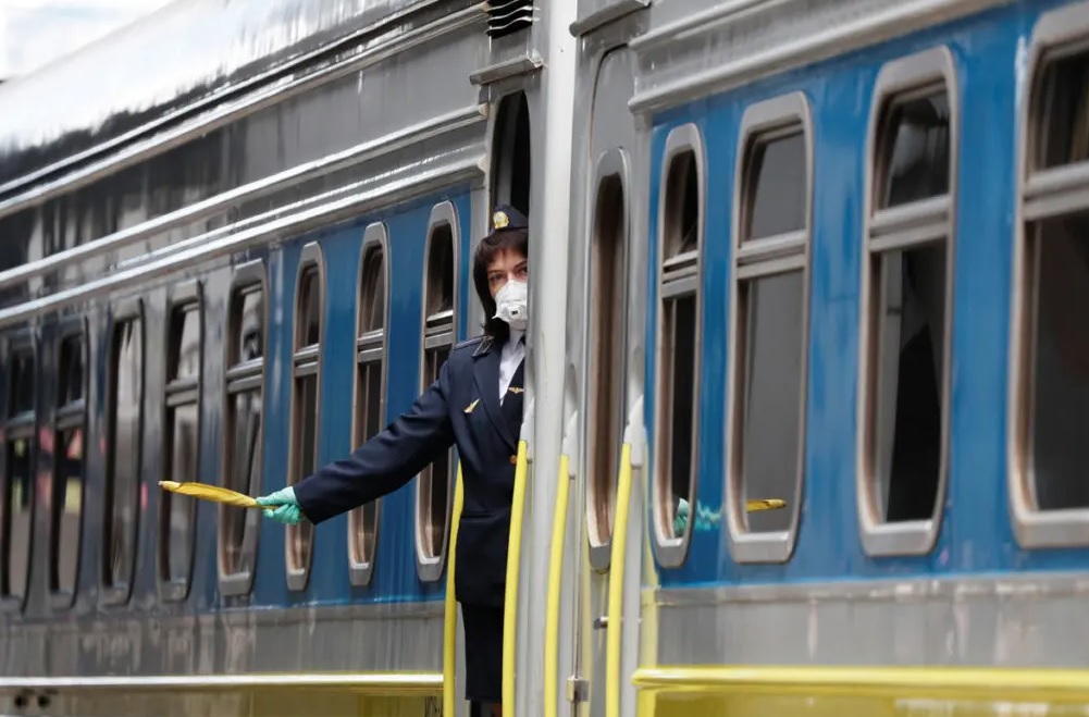 Эвакуироваться с востока Украины можно поездом во Львов. Также есть 2 электрички в Днепр