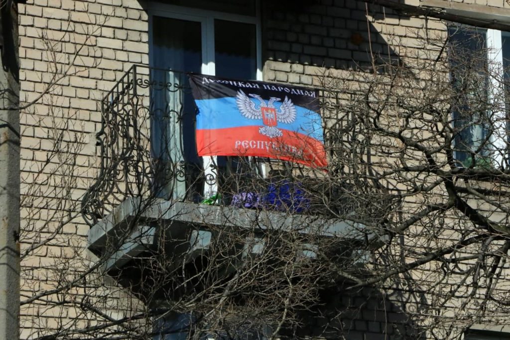 В Донецьку на балконах з’явились російські триколори та прапори “ДНР”. Це видають за підтримку місцевих (ФОТО)