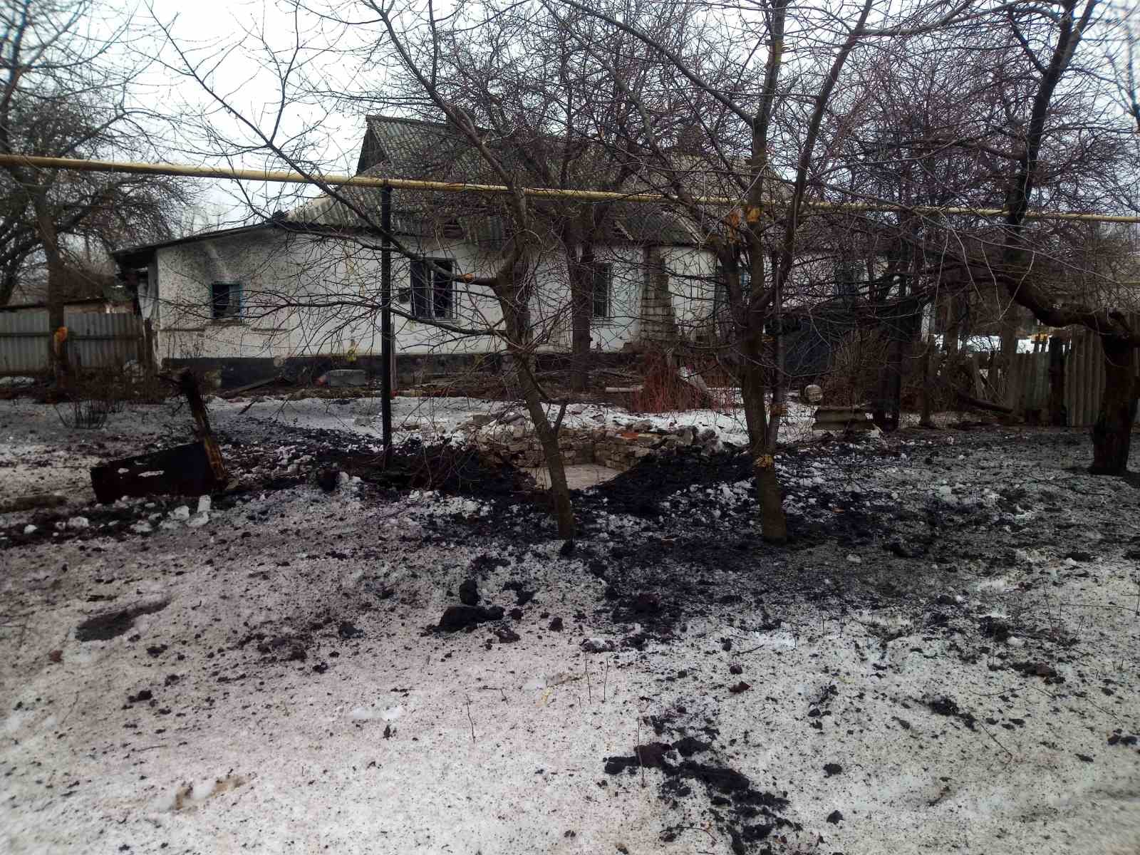 Бойовики обстріляли територію ліцею та житлові будинки на Луганщині, перебитий газопровід (фото) 1