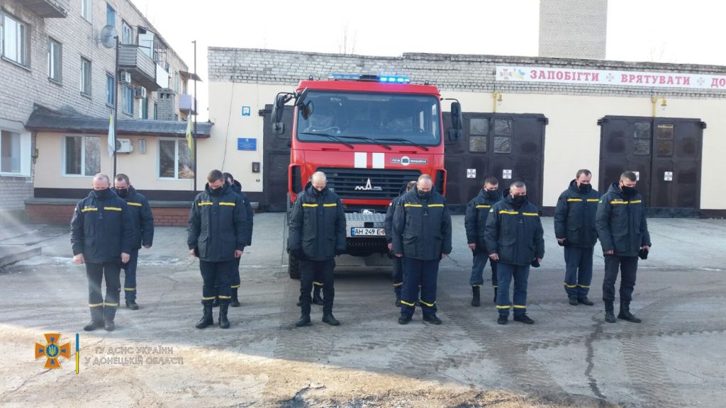 Двое спасателей получили ранения, пока помогали местным на Донбасе