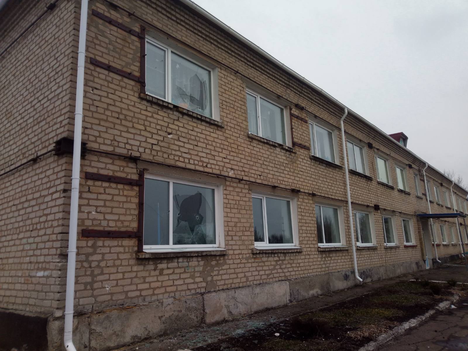 Бойовики обстріляли територію ліцею та житлові будинки на Луганщині, перебитий газопровід (фото) 4