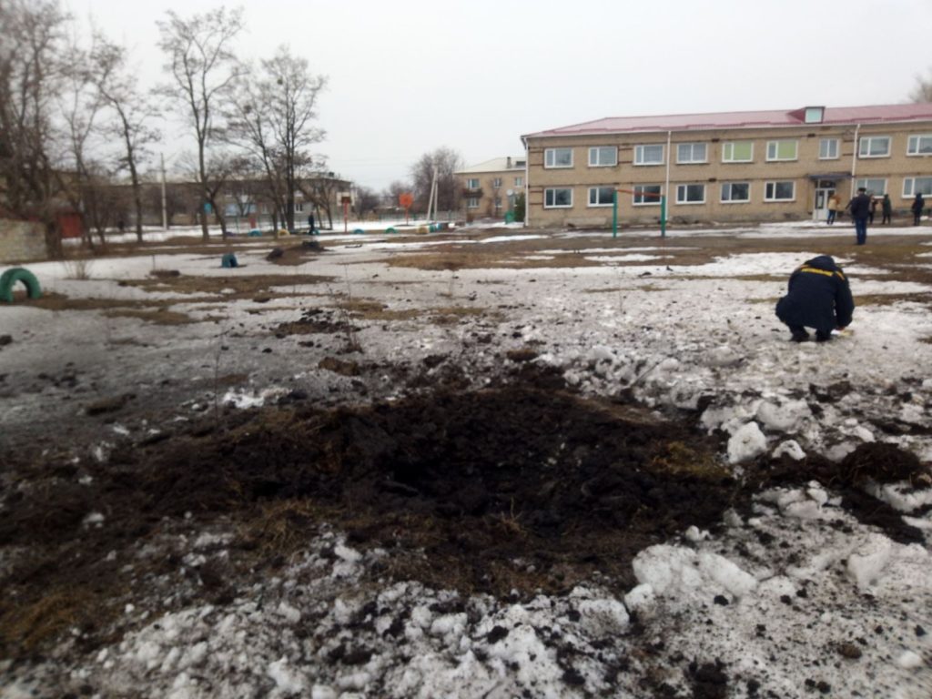 Боевики обстреляли территорию лицея и жилые дома в Луганской области, перебит газопровод (фото)