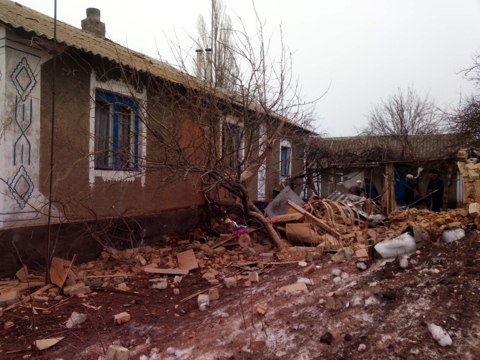 Бойовики обстріляли територію ліцею та житлові будинки на Луганщині, перебитий газопровід (фото) 8
