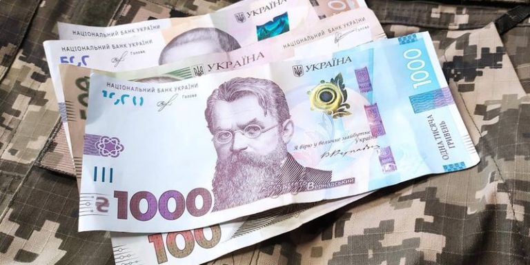 100 000 за участь в бойових діях та 30 000 гривень додаткової винагороди щомісяця затвердили для військових ЗСУ