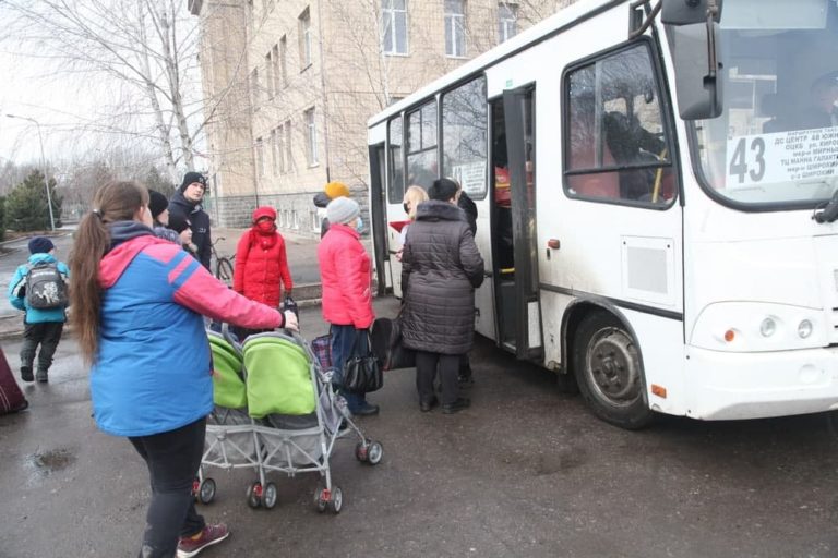 Куди привезли евакуйованих з “ДНР” та “ЛНР” та в яких умовах вони будуть жити (ФОТО, ВІДЕО)