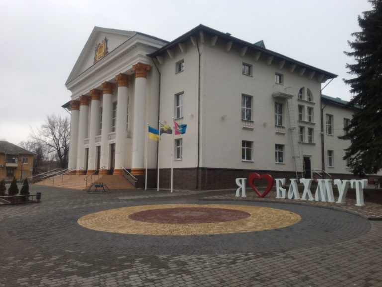 Бахмут під час воєнного стану та загрози агресії з Росії в 20 фото (ФОТОРЕПОРТАЖ)