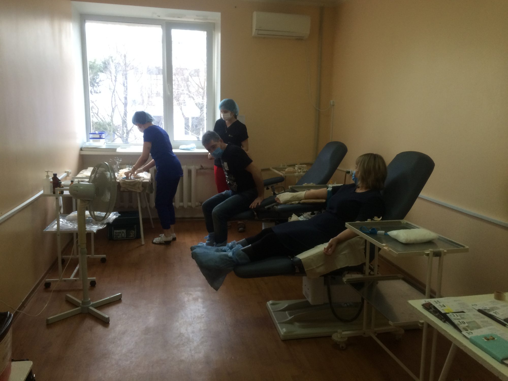 Центр крові в Бахмуті відкрили у вихідний і там зібралися черги з донорів. Прийти можна і в понеділок (ФОТО) 1