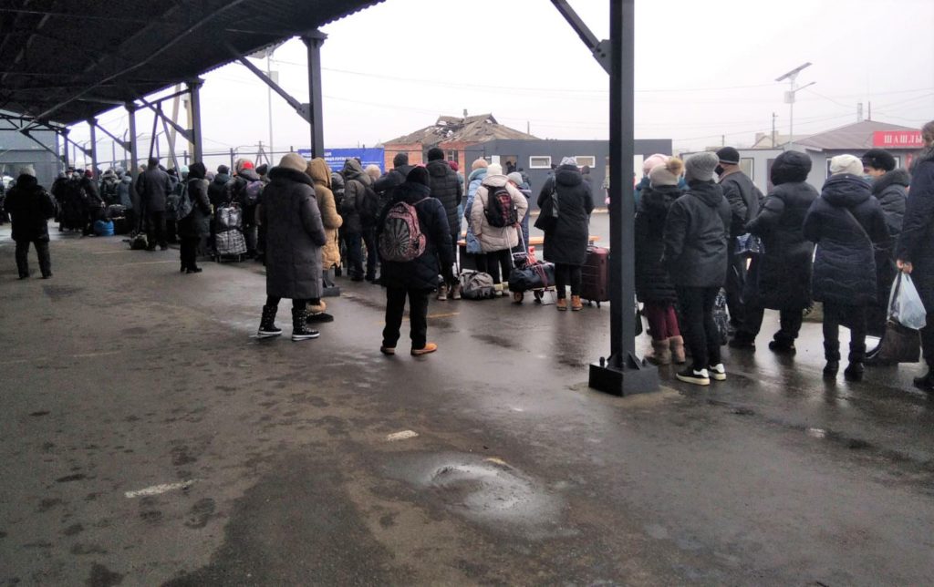 На Донбасі є пропуск на КПВВ “Станиця Луганська” та “Новотроїцьке”, — ДПСУ