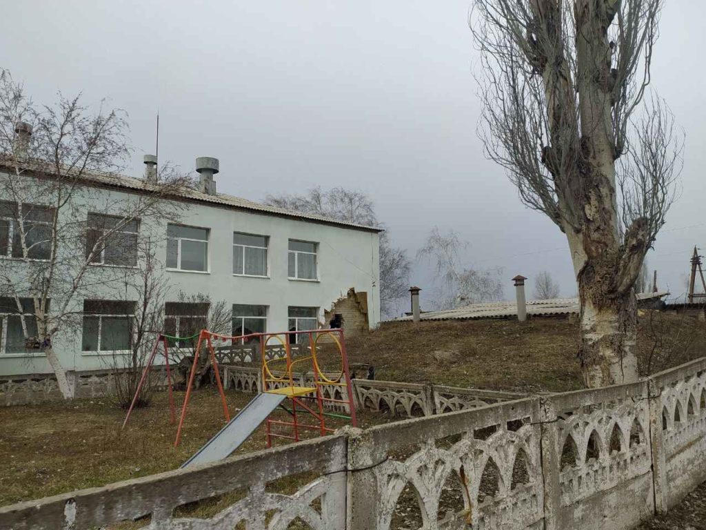 “Больница работает на генераторах, солярки хватит на сутки”. Какова ситуация в Станице Луганской после обстрела?