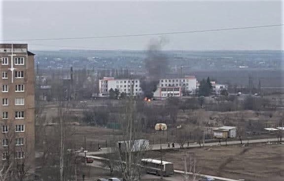 На Донеччині у Вугледарі російські окупанти влучили у лікарню. Є загиблі та поранені (ФОТО)