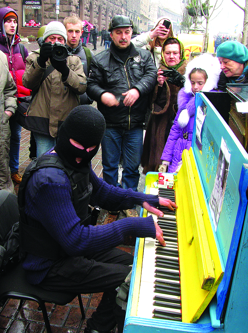 протестувальник іграє на піаніно на Євромайдані у Києві