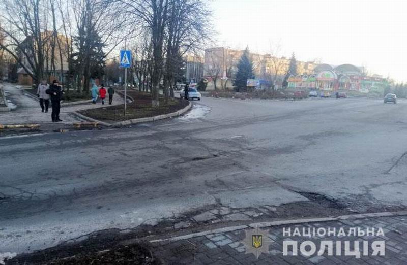 Прямо на перекрестке: в Константиновке кроссовер сбил беременную женщину с ребенком и уехал с места ДТП