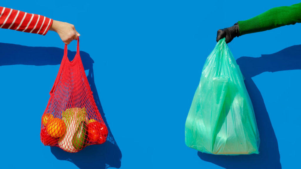 “Пакетна реформа” триває: з 1 лютого товсті пластикові пакети продаватимуть мінімум по 2-3 гривні