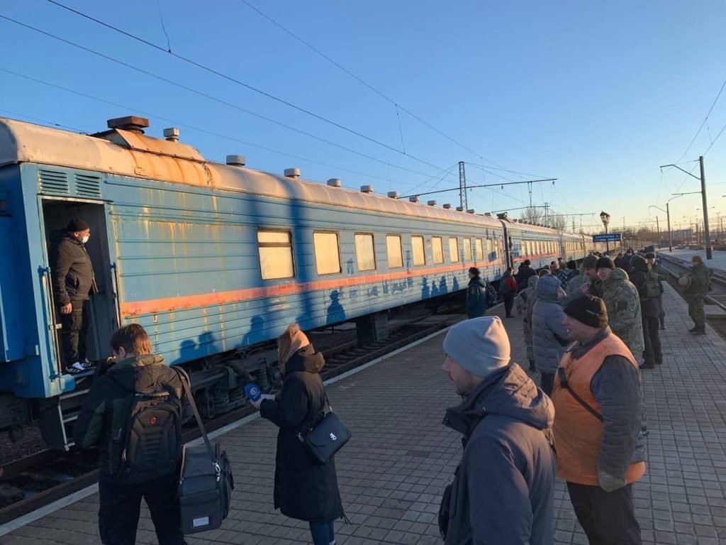 Евакуація з “ДНР”: Понад 10 тисяч людей вже вивезли, задіяли електропотяги