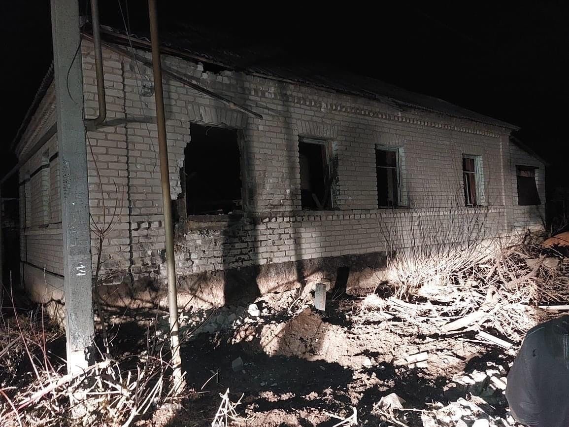 обстрелянное здание в Станице Луганской