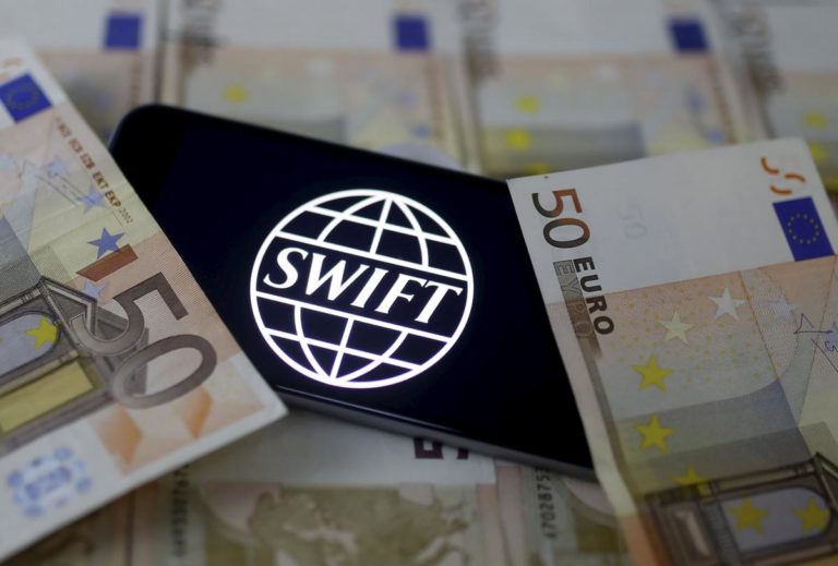 Росію відключають від SWIFT. Що це означає та як вдарить по агресору