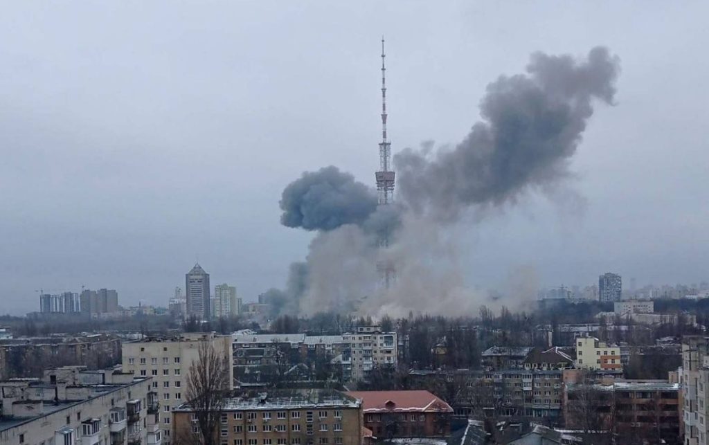 Война в Украине, день 6: оккупанты ударили по Киевской телебашне и обстреливают жилые кварталы в Мариуполе