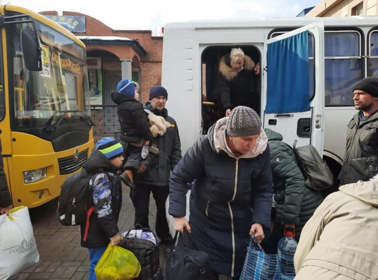 З Маріуполя та Волновахи знову намагаються вивезти мирних жителів. Один з “зелених коридорів” уже обстрілює Росія