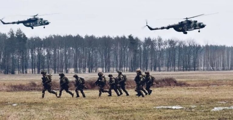 Російські війська намагатимуться оточити схід України, а інші напрямки полишать, — Арестович