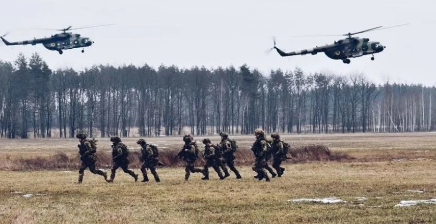 Российские войска будут пытаться оцепить восток Украины, а другие направления покинут, — Арестович