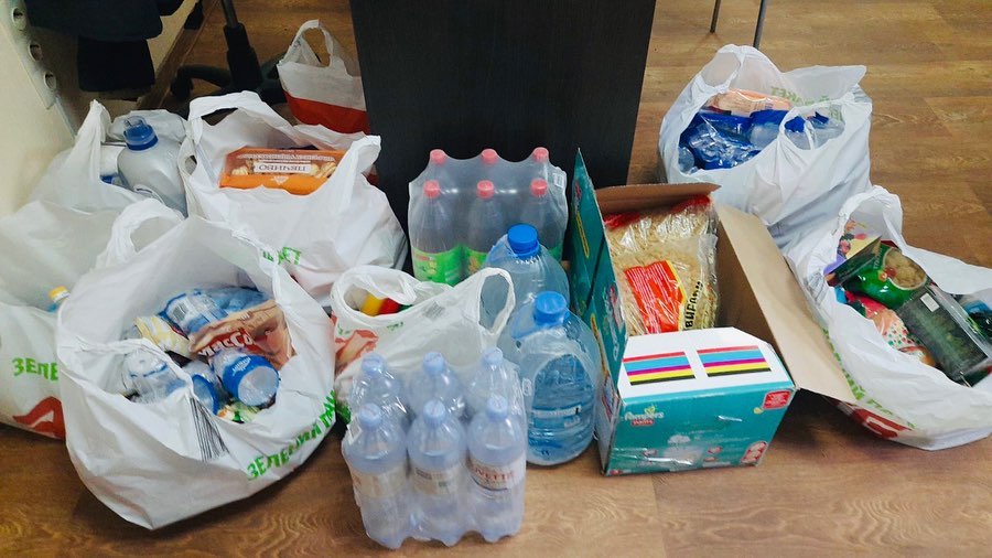В Бахмуте и Покровске принимают вещи для беженцев из Волновахи. Куда и что приносить