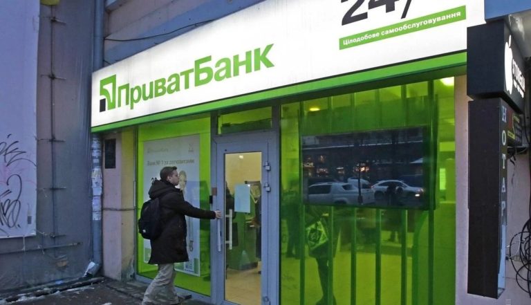 Платіжні картки ПриватБанку діятимуть на 180 днів довше