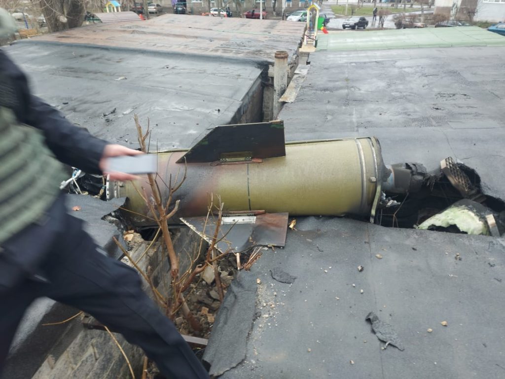 Окупанти гатять по Маріуполю з реактивної артилерії: є поранені (ВІДЕО)